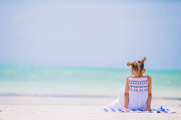 Söt liten flicka på stranden under sommarlovet — Stockfoto