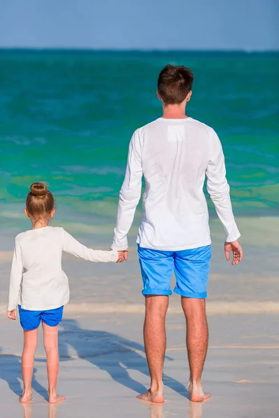 Ragazzina e papà felice si divertono durante le vacanze al mare — Foto Stock