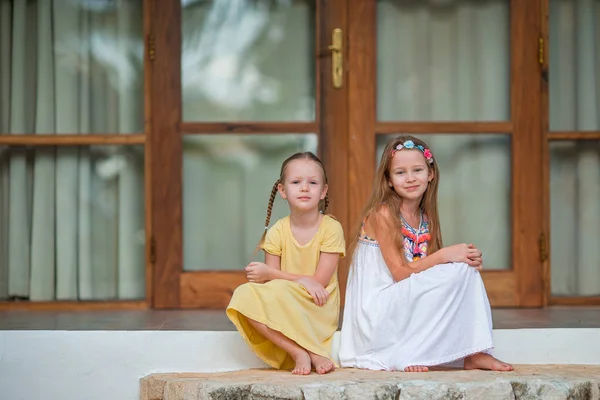 Entzückende kleine Mädchen im Sommer exotischen Urlaub — Stockfoto