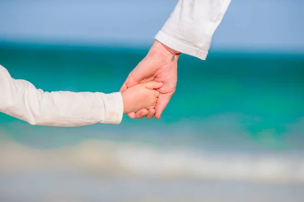 Ragazzina e papà felice si divertono durante le vacanze al mare — Foto Stock