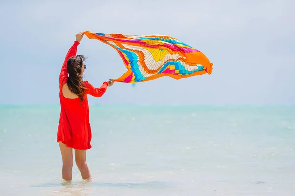 Jovem mulher bonita se divertindo na costa tropical. Fundo menina feliz o céu azul e água azul-turquesa no mar na ilha do caribe — Fotografia de Stock