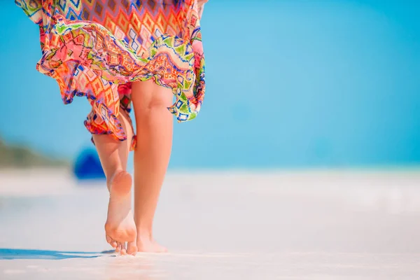 Femmes pieds sur la plage de sable blanc en eau peu profonde — Photo