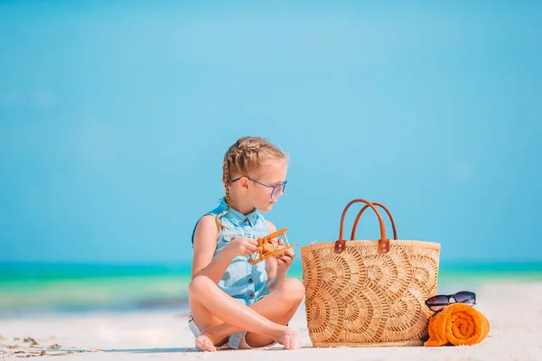 Linda niña en sombrero en la playa durante las vacaciones de verano —  Fotos de Stock