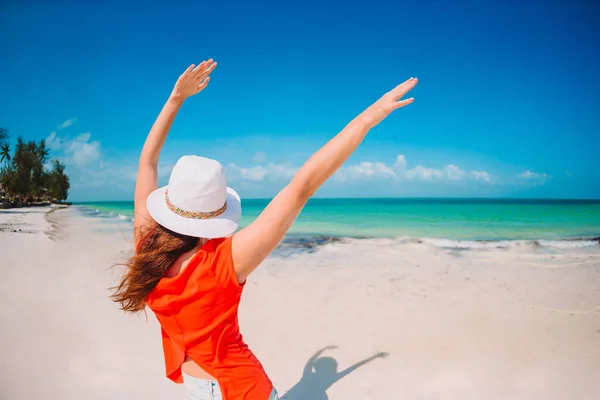 Vista trasera de la mujer en sombrero en la playa blanca — Foto de Stock