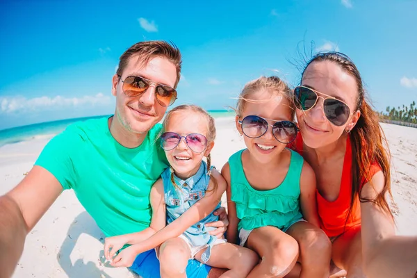 Mutlu güzel bir aile beyaz sahilde eğleniyor — Stok fotoğraf