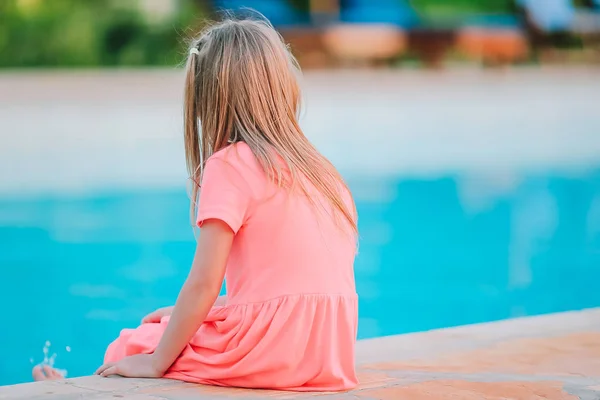 Чарівна маленька дівчинка, що плаває у відкритому басейні — стокове фото