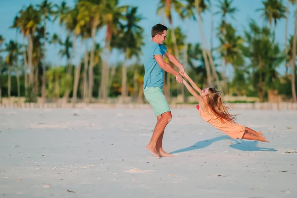 Kleine meisje en jonge vader plezier tijdens tropisch strandvakantie — Stockfoto