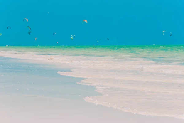 Idyllic tropical beach with white sand, turquoise ocean water and beautiful colorful sky — Stock Photo, Image