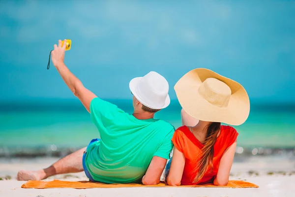 Gelukkige paar fotograferen zelf op een strand op vakantie — Stockfoto