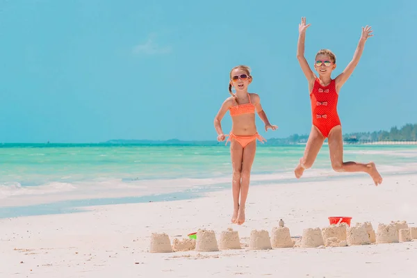 Маленькі дівчата на пляжі під час літніх канікул — стокове фото