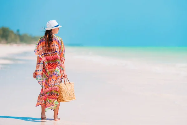 아름다운 젊은 여자가 열대 해변에서 재미를 보고 있다. 카리빈 섬의 푸른 하늘과 청록색 물을 배경으로 행복 한 소녀 — 스톡 사진