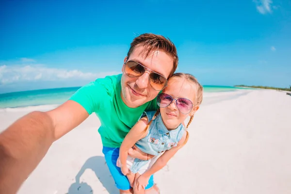 Padre joven y niño pequeño tomando foto selfie en la playa —  Fotos de Stock