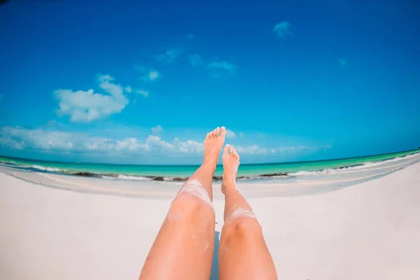 Beyaz kumlu sahilde kadın ayakları Denizin arka planında — Stok fotoğraf