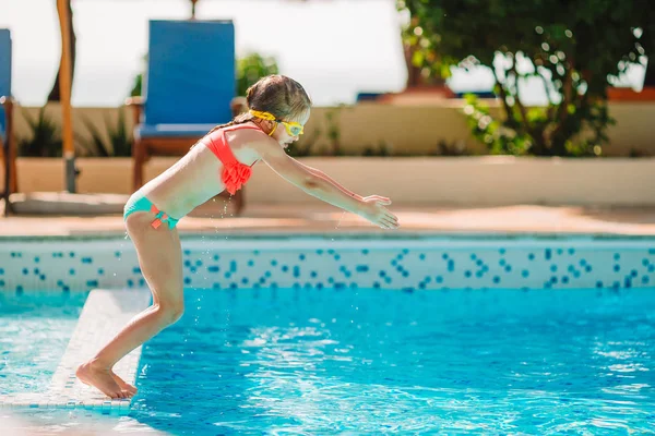 Adorable niña nadando en la piscina al aire libre — Foto de Stock