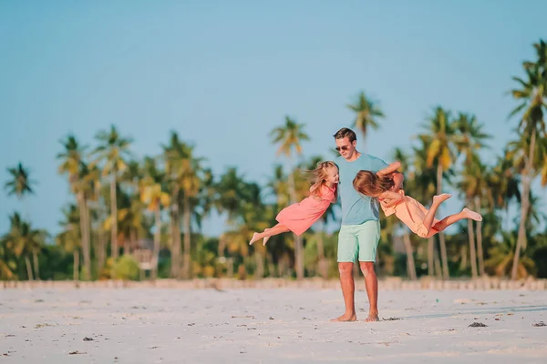 Baba ve küçük çocuklar sahilde — Stok fotoğraf
