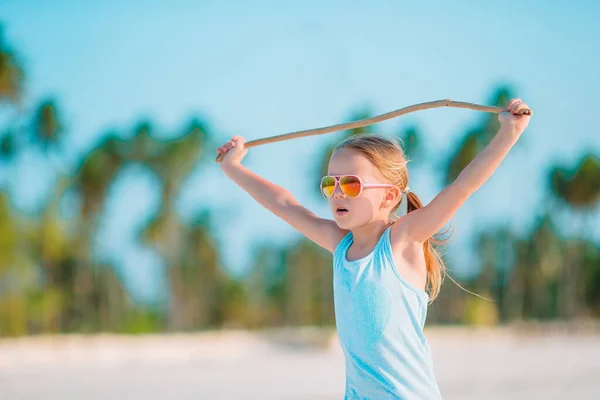 Actieve meisje op witte strand plezier. — Stockfoto