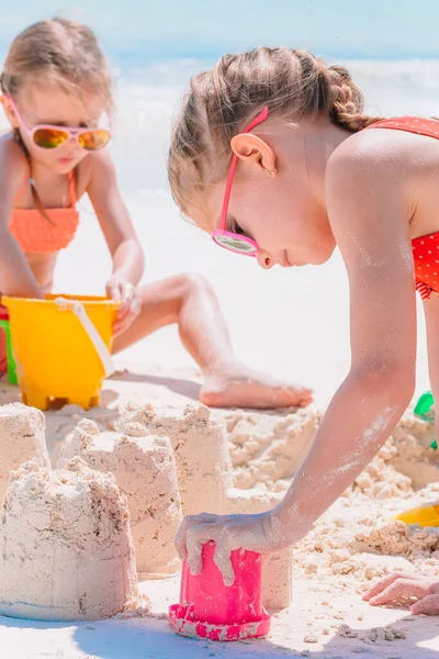 Kleine Mädchen am Strand während der Sommerferien — Stockfoto