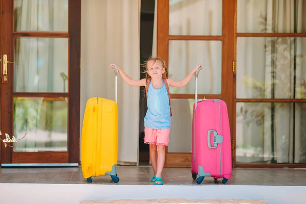 Чарівна маленька дівчинка з багажами, готова до подорожей — стокове фото