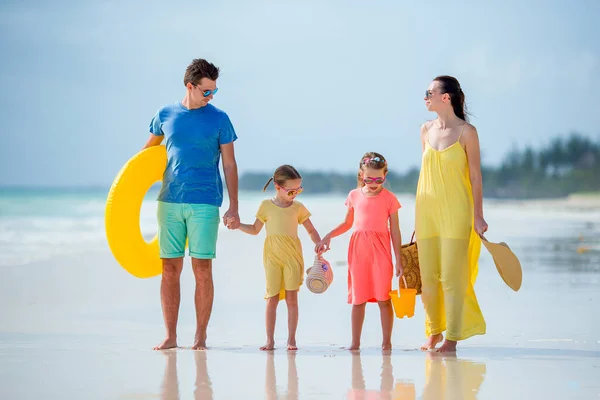 Joven familia de vacaciones tienen un montón de diversión — Foto de Stock