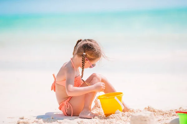 Petite fille à la plage de sable blanc tropical faisant château de sable — Photo