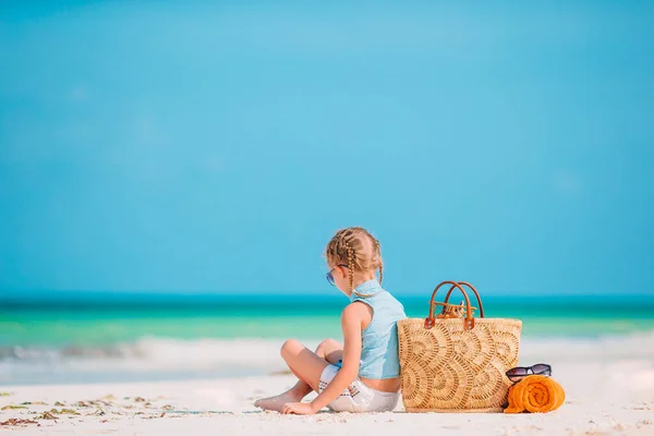 Niña feliz con avión de juguete en las manos en la playa de arena blanca. —  Fotos de Stock