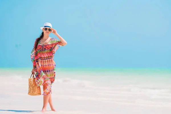 Giovane donna di moda in abito verde sulla spiaggia — Foto Stock