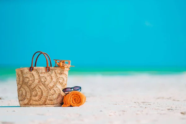 Acessórios de praia - saco, chapéu de palha, óculos de sol na praia branca — Fotografia de Stock