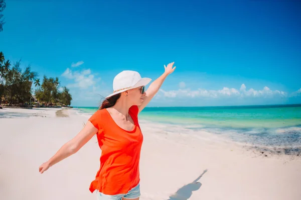 Młoda piękna kobieta relaksująca się na białym piasku tropikalnej plaży — Zdjęcie stockowe