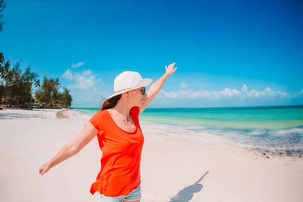 Junge schöne Frau entspannt sich am weißen tropischen Sandstrand — Stockfoto