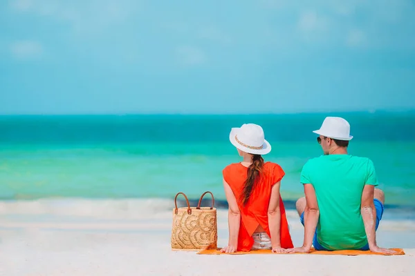 Jong stel op wit strand tijdens zomervakantie. — Stockfoto