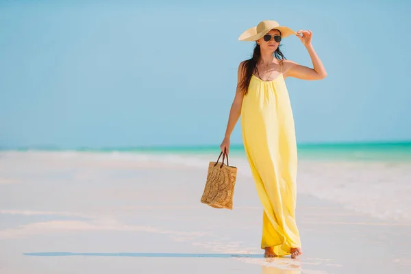 Молода жінка моди в зеленій сукні на пляжі — стокове фото