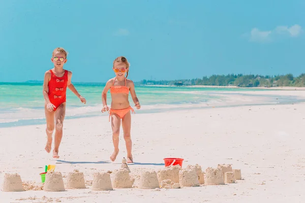Meninas na praia durante as férias de verão — Fotografia de Stock