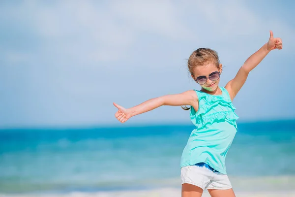 Linda niña en la playa durante las vacaciones caribeñas —  Fotos de Stock