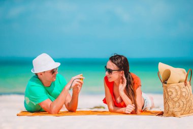 Yaz tatilinde beyaz plajda genç bir çift.