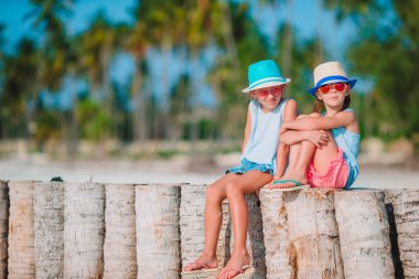 Yaz tatili boyunca sahilde küçük kızlar
