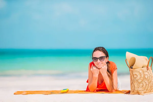 Młoda kobieta moda w zielonej sukience na plaży — Zdjęcie stockowe