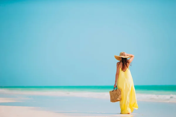 Jovem mulher da moda em vestido verde na praia — Fotografia de Stock