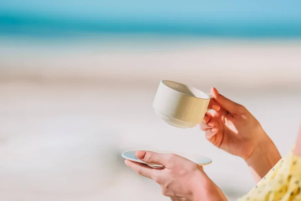 Frau trinkt heißen Kaffee auf Luxus-Hotelterrasse mit Meerblick im Resort-Restaurant. — Stockfoto