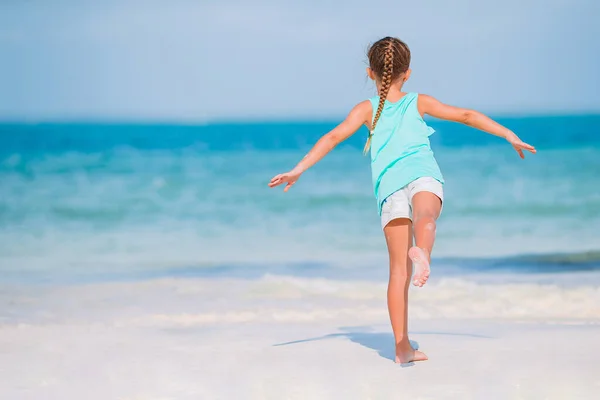 Carino bambina sulla spiaggia durante le vacanze caraibiche — Foto Stock