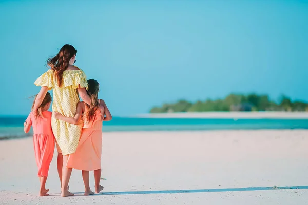 Adorables niñas y madres jóvenes en la playa blanca —  Fotos de Stock