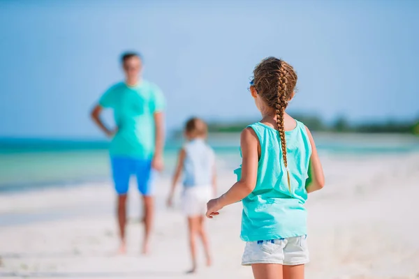 Father and little kids on the beach — Stock Photo, Image