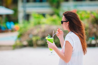 Beyaz kum tropikal plaj rahatlatıcı güzel kadın