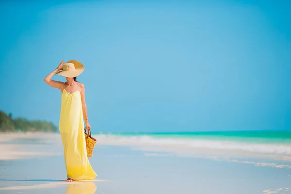 Joven mujer de moda en vestido verde en la playa — Foto de Stock