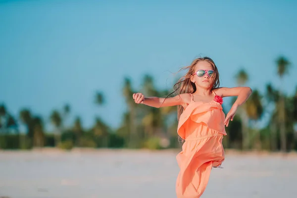 Incroyable petite fille à la plage avoir beaucoup de plaisir pendant les vacances d'été . — Photo