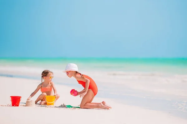 Imádnivaló kislány játszik strand játékok fehér trópusi strand — Stock Fotó