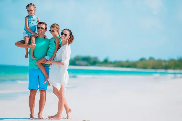 Jong gezin op vakantie hebben samen veel plezier — Stockfoto