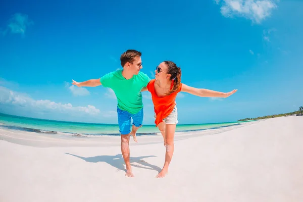 Молодая пара на белом пляже во время летних каникул. — стоковое фото