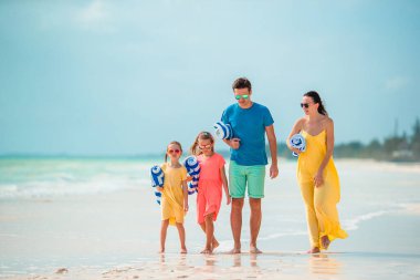 Genç aile tatil birlikte eğlenceli bir sürü var