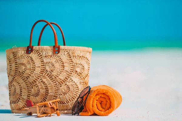 Accessori da spiaggia - borsa di paglia, cappello e occhiali da spiaggia — Foto Stock