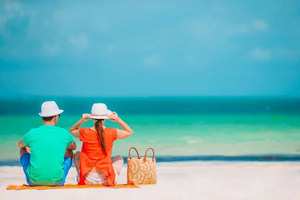 Jong stel op wit strand tijdens zomervakantie. — Stockfoto